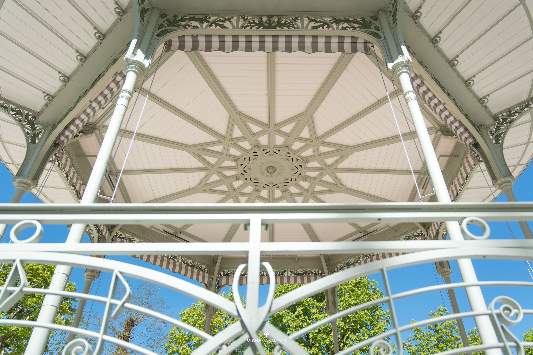 Le kiosque à musique de la source de l'Hôpital