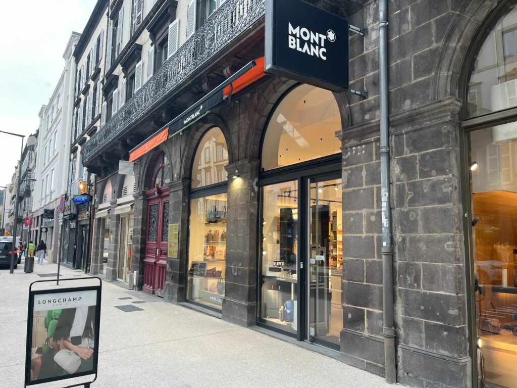 Au 8 — Maroquinerie (Montblanc, Longchamp, Caran d’Ache)